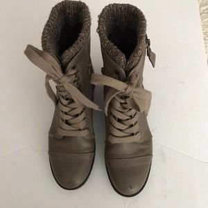 Limelight Taya  Lace and Tie Faux Leather Flat Combat Boots Size 6.  Pre-Owned